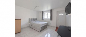 Newly Renovated Cozy Studio in North London